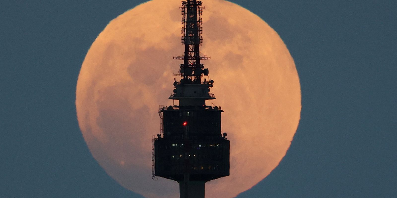 Começou na madrugada de hoje o fenômeno da Lua de Sangue