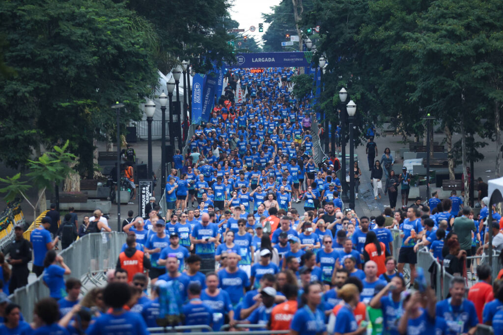Corredores ocupam ruas do centro de SP para comemorar 105 anos da Folha - 29/03/2026 - Equilíbrio e Saúde