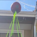 Defesa Civil paulista remove balão que caiu em casa em Carapicuíba