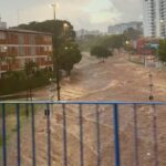 Enxurrada arrasta carro em Bauru; veja resgate - 26/03/2026 - Cotidiano