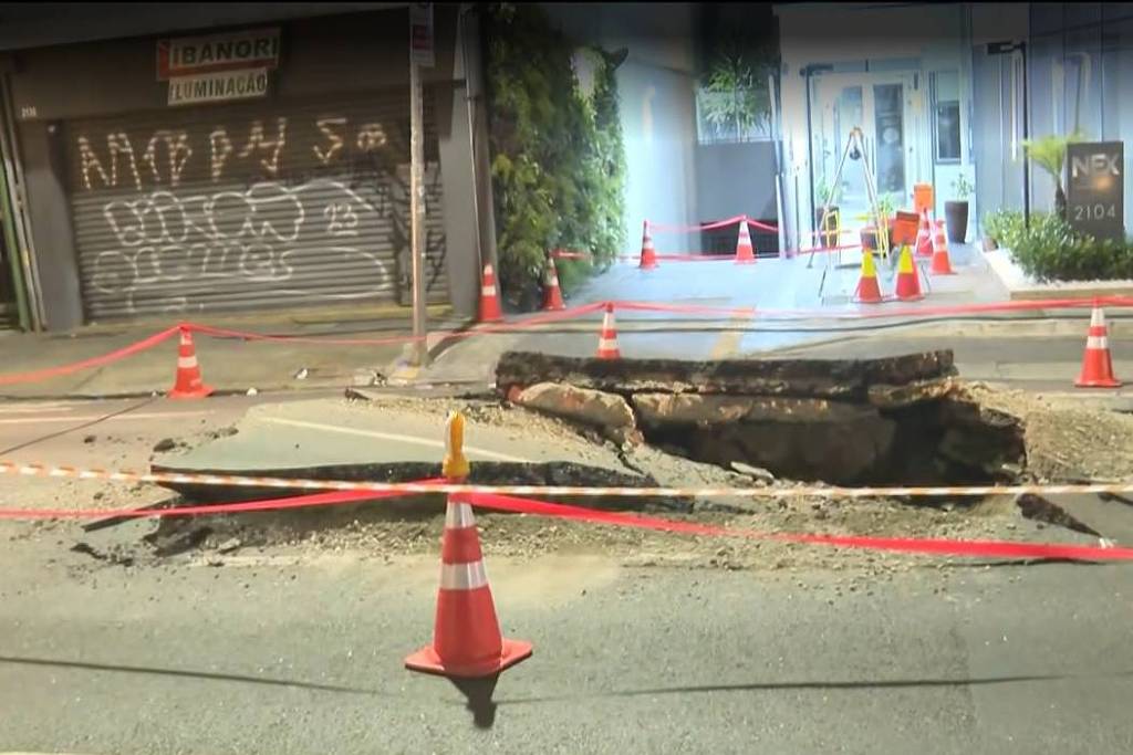Explosão abre cratera na rua da Consolação, em SP - 02/03/2026 - Cotidiano