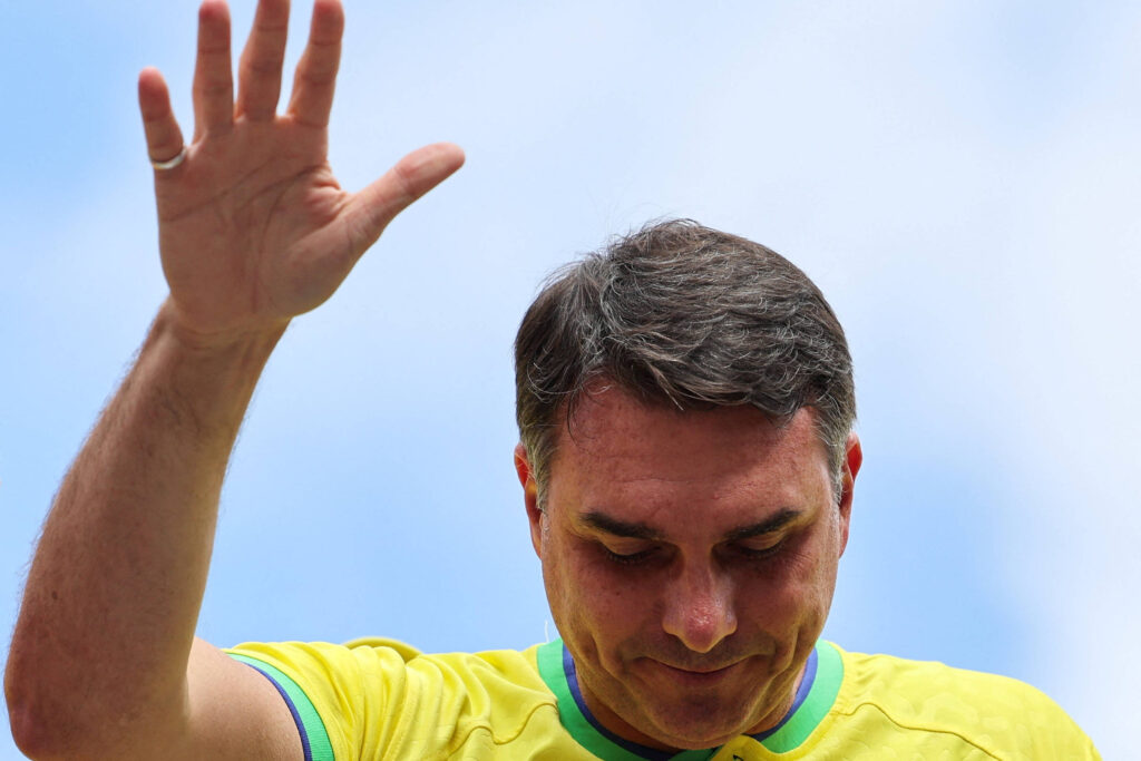 Flávio Bolsonaro registra boletim de ocorrência por ameaça - 07/03/2026 - Brasília Hoje