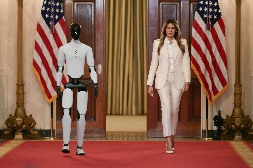 Melania Trump desfila com robô na Casa Branca - 26/03/2026 - Mundo