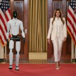 Melania Trump desfila com robô na Casa Branca - 26/03/2026 - Mundo