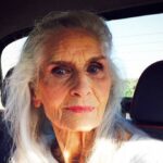 Morre Daphne Selfe, modelo mais velha do mundo, aos 97 - 25/03/2026 - Ilustrada