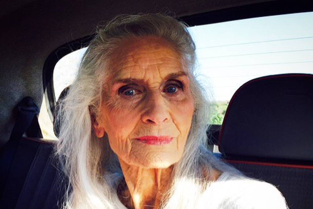Morre Daphne Selfe, modelo mais velha do mundo, aos 97 - 25/03/2026 - Ilustrada