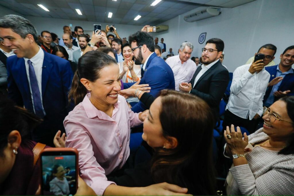 “O Governo de Pernambuco enxerga os municípios e tem mais atitude do que discurso”, afirma a governadora Raquel Lyra na posse de Pedro Freitas como presidente da Amupe