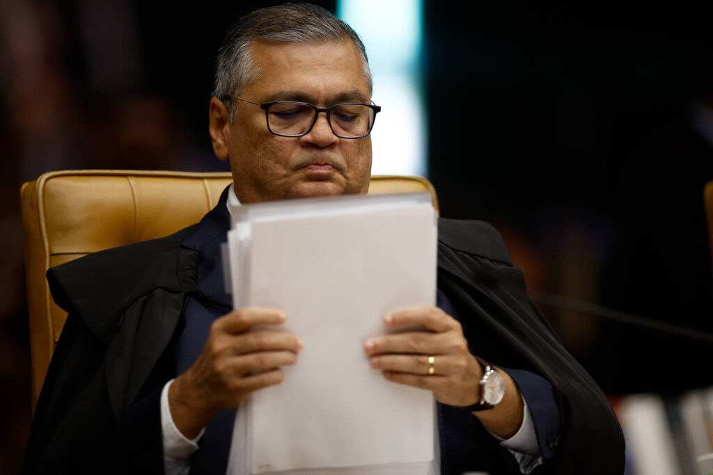 Prefeito e vice de Macapá são afastados ordem de Dino - 04/03/2026 - Política