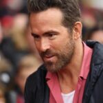 Ryan Reynolds durante partida do Wrexham na quarta divisão inglesa