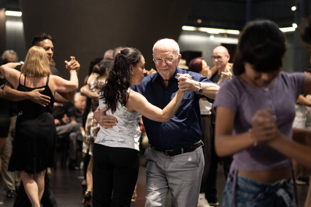 Terapia com tango ajuda pessoas com Parkinson na Argentina - 28/03/2026 - Equilíbrio