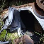 Renault Sandero, de cor branca, capotado em acidente na BR 020 no Distrito Federal