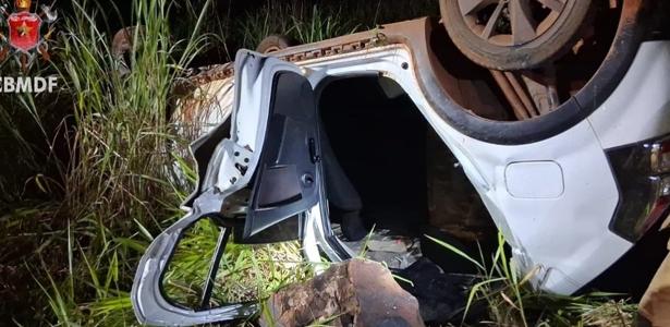 Renault Sandero, de cor branca, capotado em acidente na BR 020 no Distrito Federal