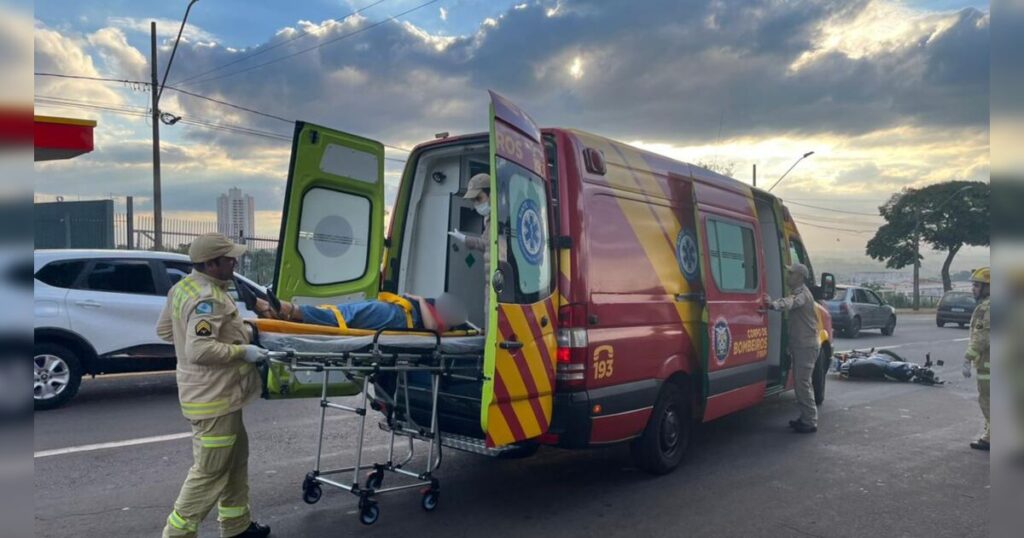Acidente entre carro e moto deixa dois feridos na Avenida Minas Gerais, em Apucarana
