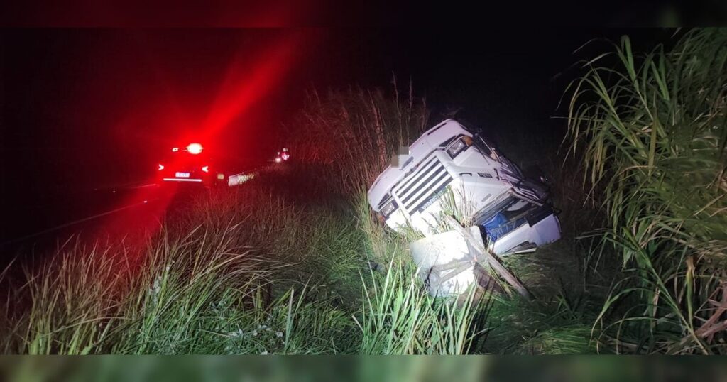 Caminhão capota na PR-218 em Arapongas e deixa motorista ferido