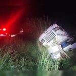 Caminhão capota na PR-218 em Arapongas e deixa motorista ferido