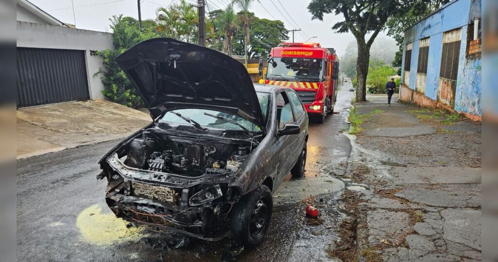 Carro pega fogo após abastecimento e assusta mãe e filho em Apucarana