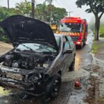 Carro pega fogo após abastecimento e assusta mãe e filho em Apucarana