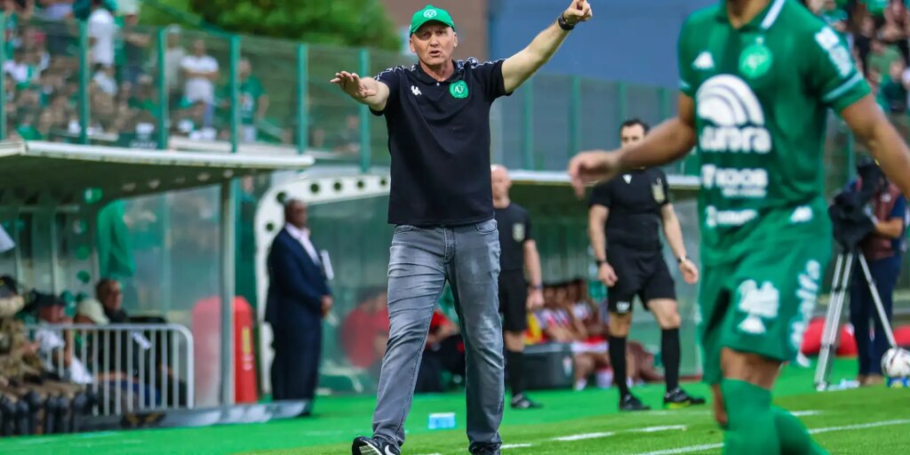 Chapecoense anuncia demissão do técnico Gilmar Dal Pozzo