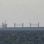 11.mar.2016 - Navio cargueiro aguarda liberação da passagem pelo Estreito de Hormuz