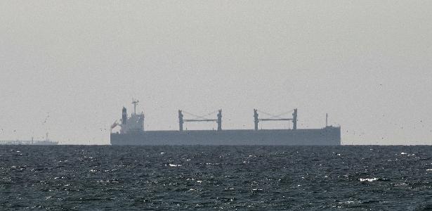 11.mar.2016 - Navio cargueiro aguarda liberação da passagem pelo Estreito de Hormuz