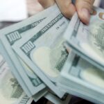 Dólar sobe a R$ 5 e bolsa cai 2% em dia de tensão global