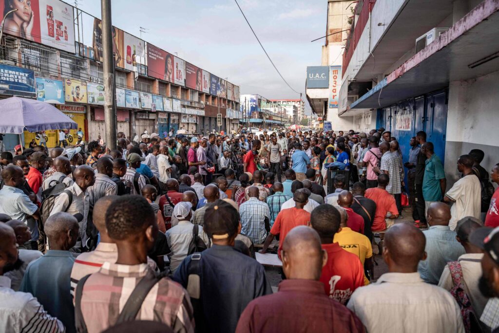 EUA deportam imigrantes de possível origem latina para a República Democrática do Congo - 17/04/2026 - Mundo