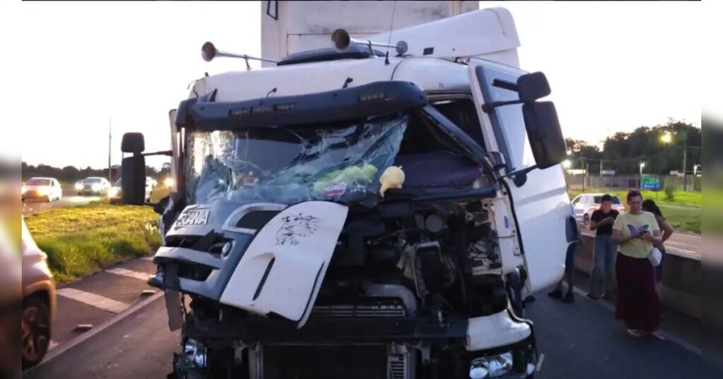 Engavetamento na BR-369 destrói cabine de carreta, mas termina sem feridos graves