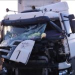 Engavetamento na BR-369 destrói cabine de carreta, mas termina sem feridos graves