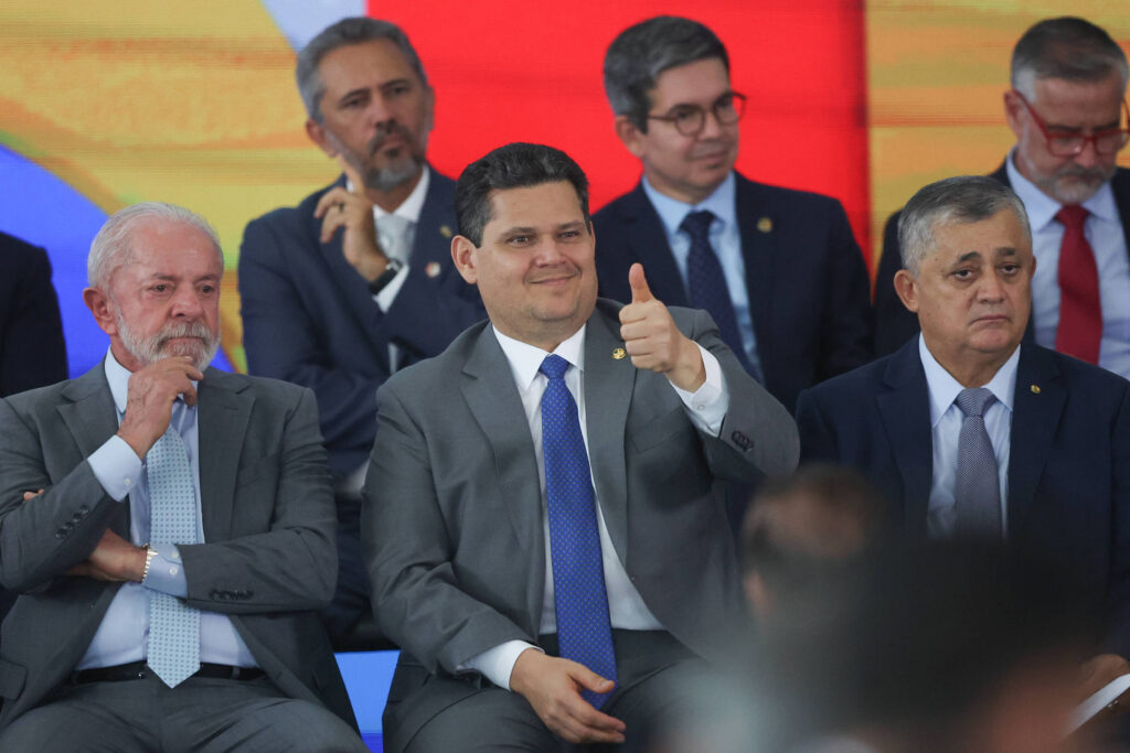 Governo faz ofensiva final por Messias com cargos e emenda - 28/04/2026 - Política