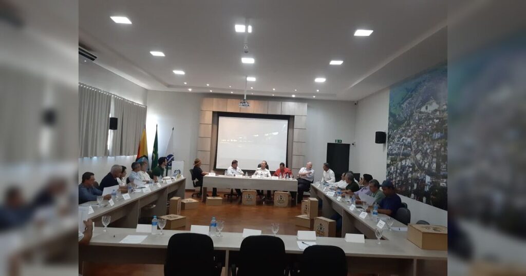 Prefeitos da Amuvi articulam carta a candidatos ao governo em reunião