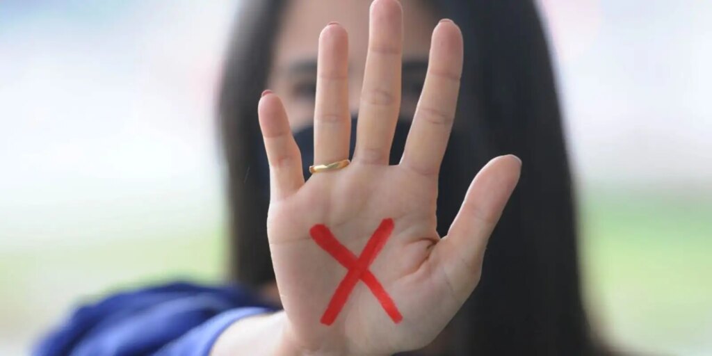 RJ: combate à violência contra mulher terá gesto de socorro com a mão