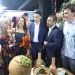 Raquel Lyra é recebida por Sérgio Colin e Edilson Tavares e destaca força do Polo Têxtil no Festival do Jeans de Toritama