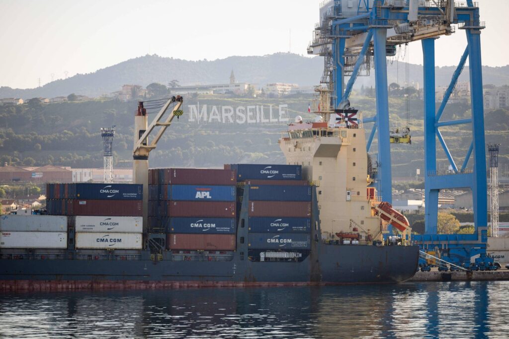 Superávit comercial da UE cai 60% com queda das exportações para EUA devido a tarifas - 17/04/2026 - Economia