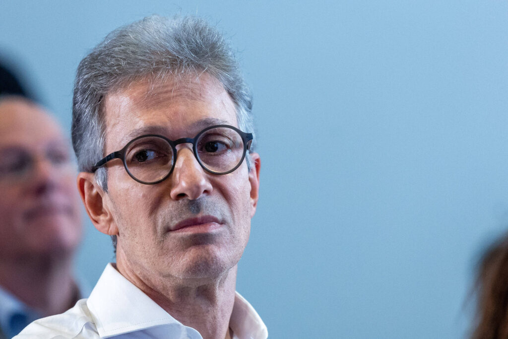 Zema publica novo vídeo com sátira de ministros do STF - 26/04/2026 - Política