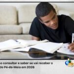 Estudante negro estudando em sala