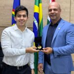 Anderson Correia homenageia Paulo Neto, atleta de eSports, na Câmara de Caruaru