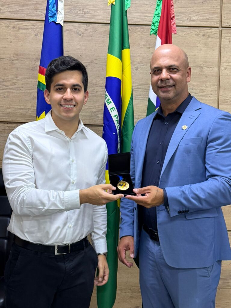 Anderson Correia homenageia Paulo Neto, atleta de eSports, na Câmara de Caruaru