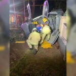 Capotamento na Praça das Bandeiras deixa dois homens presos às ferragens
