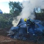 Carro pega fogo após acidente às margens da BR-467 no Paraná