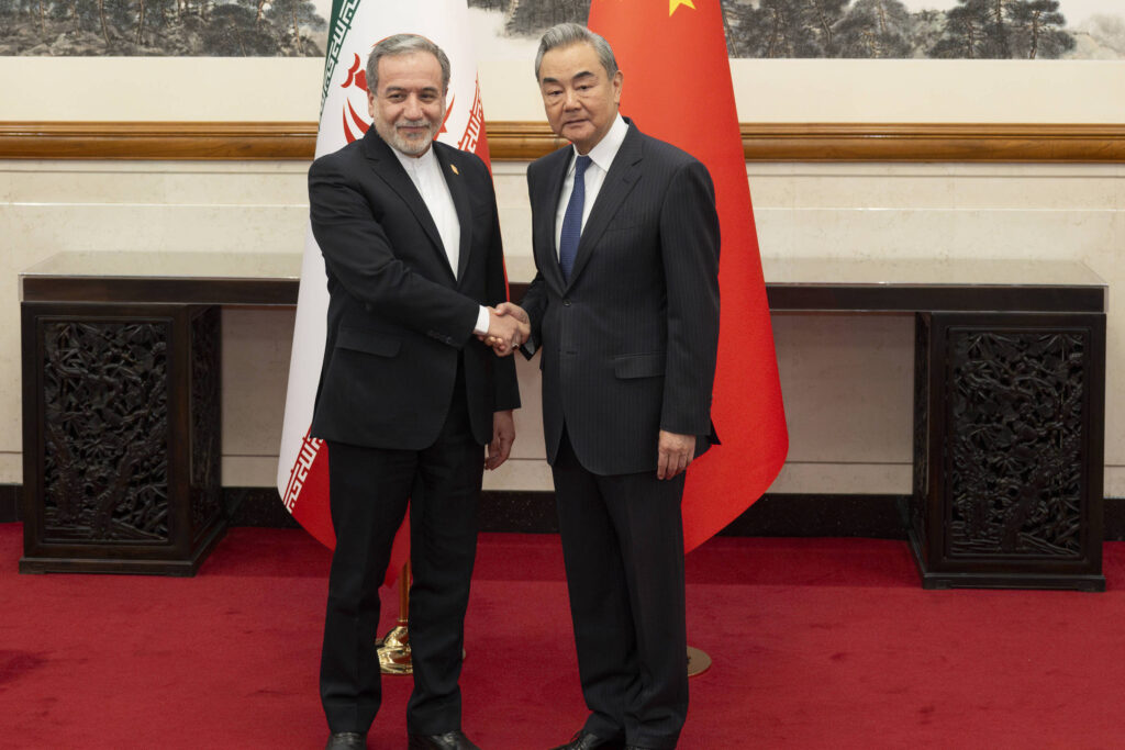Chanceler do Irã viaja à China às vésperas de encontro entre Trump e Xi - 06/05/2026 - Mundo