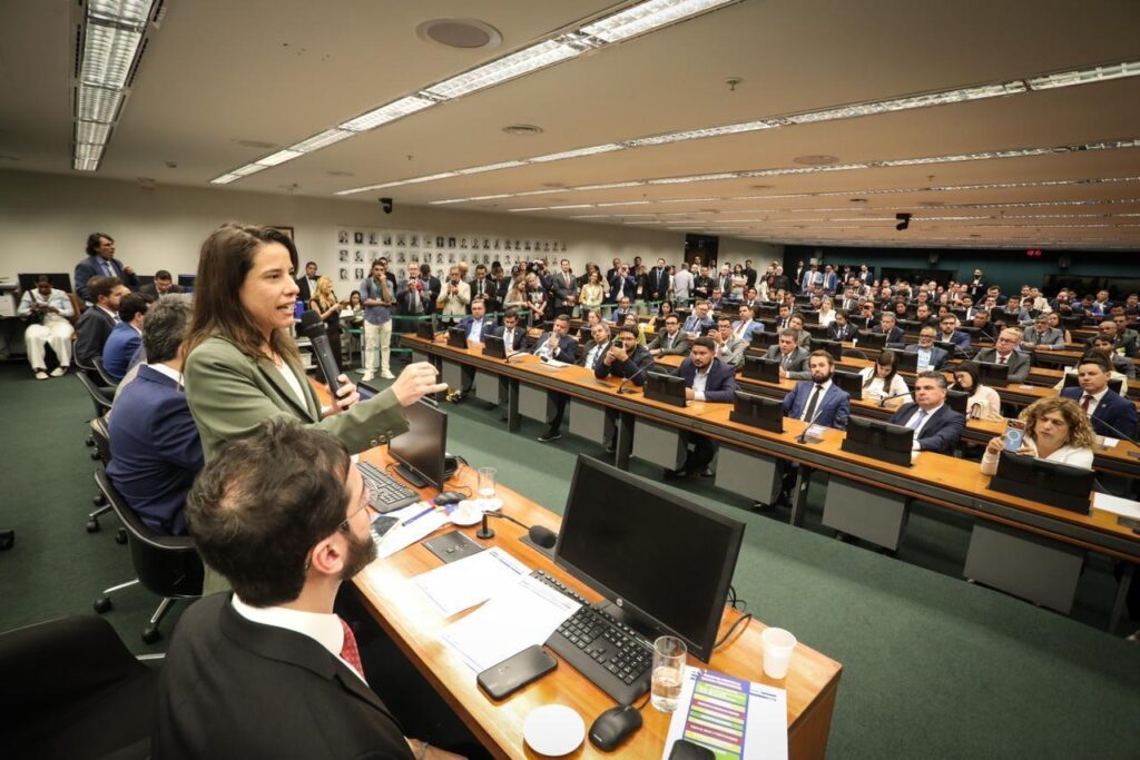 Em encontro com prefeitos e a bancada federal em Brasília, governadora Raquel Lyra destaca parceria com municípios