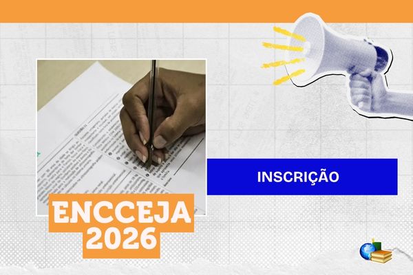 Candidata negra resolvendo prova do Encceja