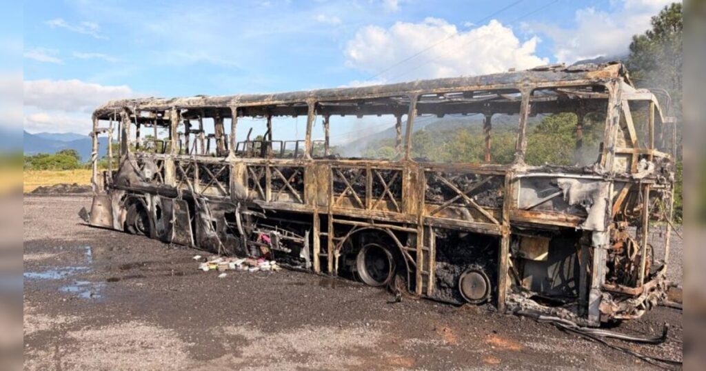 Incêndio destrói ônibus na BR-376 no litoral do Paraná