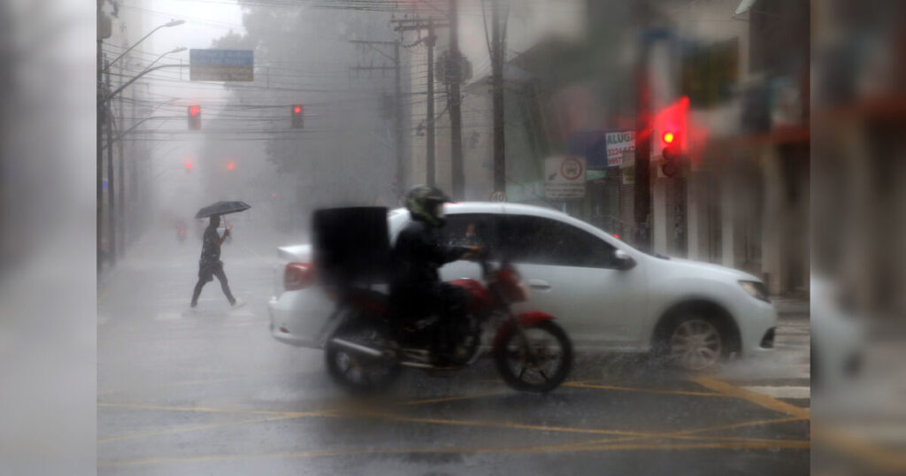 Inmet coloca 127 cidades do PR sob alerta de tempestades e granizo; veja lista