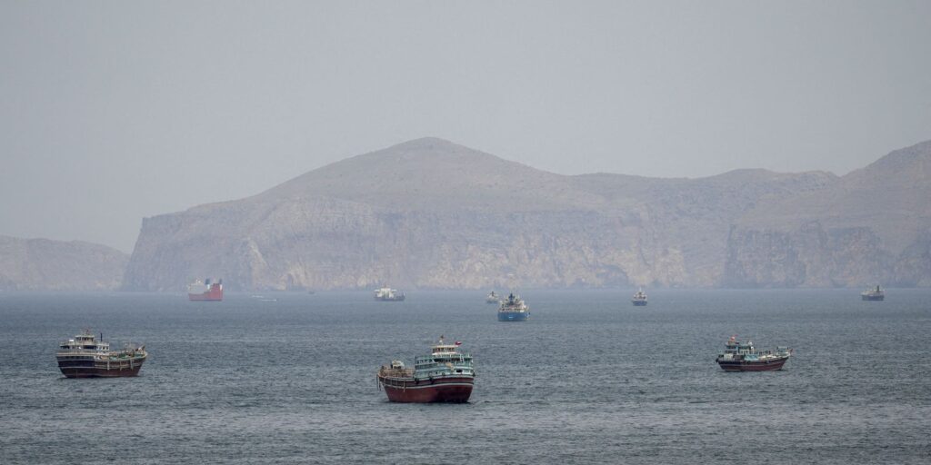 Mísseis atingem navio de guerra dos EUA que tentava entrar em Ormuz