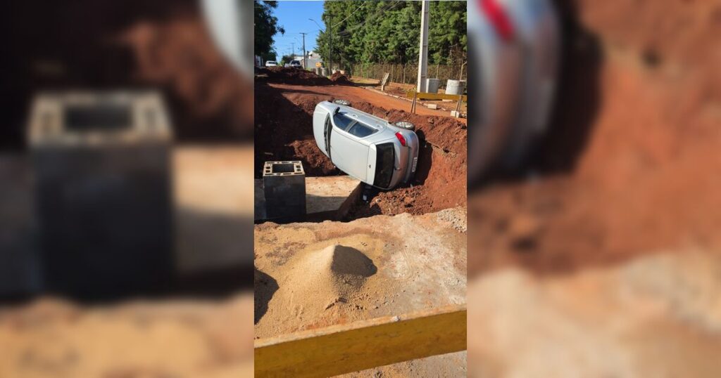 Motorista cai com carro em buraco de obra interditada em Arapongas