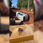 Motorista cai com carro em buraco de obra interditada em Arapongas