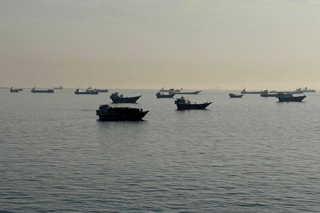 Número de navios em Hormuz voltará ao nível pré-guerra em 30 dias sob possível acordo, diz agência do Irã - 24/05/2026 - Economia