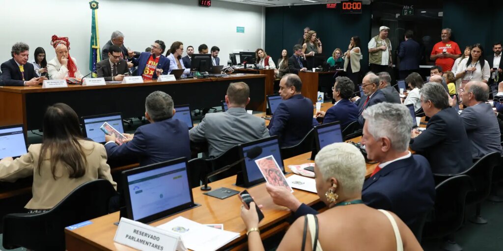 Oposição critica PEC do fim da escala 6x1 durante votação na Comissão