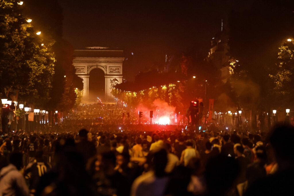 Paris prende 283 em confrontos na festa do PSG - 31/05/2026 - Esporte